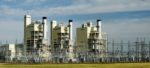 ¿Cómo es suministrada la energía eléctrica a las empresas y otros consumidores?