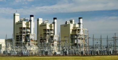 ¿Cómo es suministrada la energía eléctrica a las empresas y otros consumidores? ¿Cómo es suministrada la energía eléctrica a las empresas y otros consumidores?